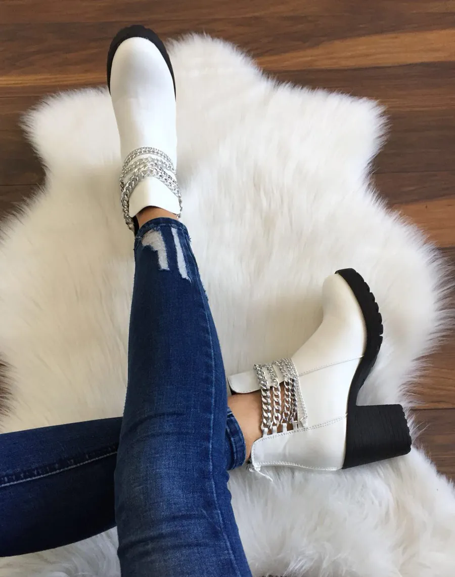 Bottines blanches avec des chaines