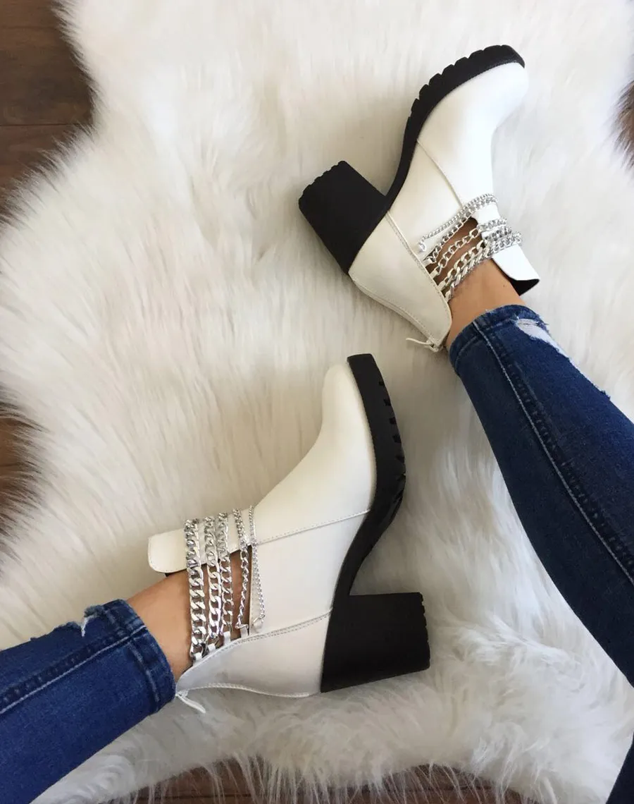 Bottines blanches avec des chaines