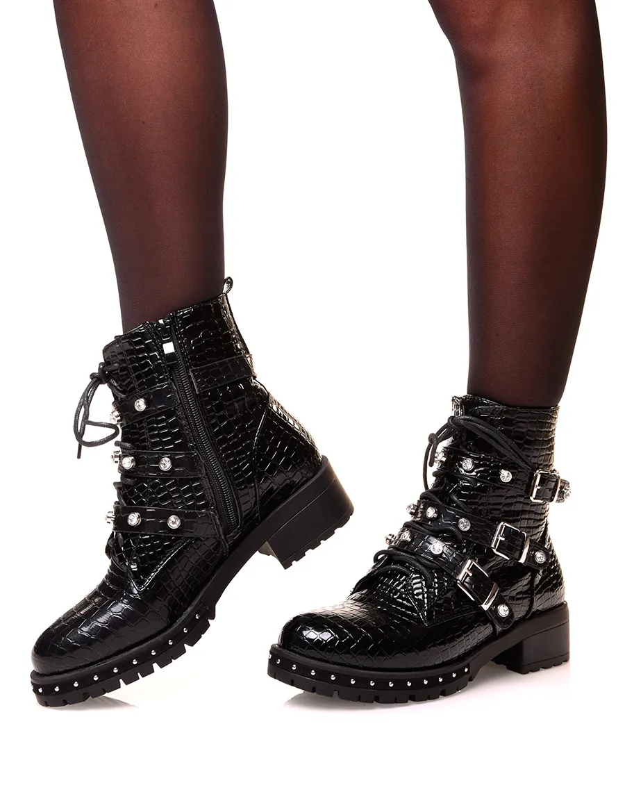 Bottines montante vernies noires à multiples sangles effet croco vernis