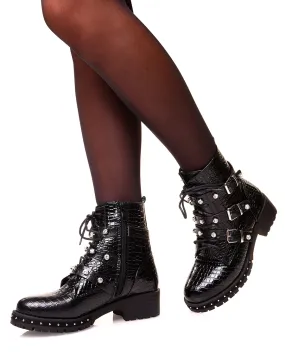 Bottines montante vernies noires à multiples sangles effet croco vernis