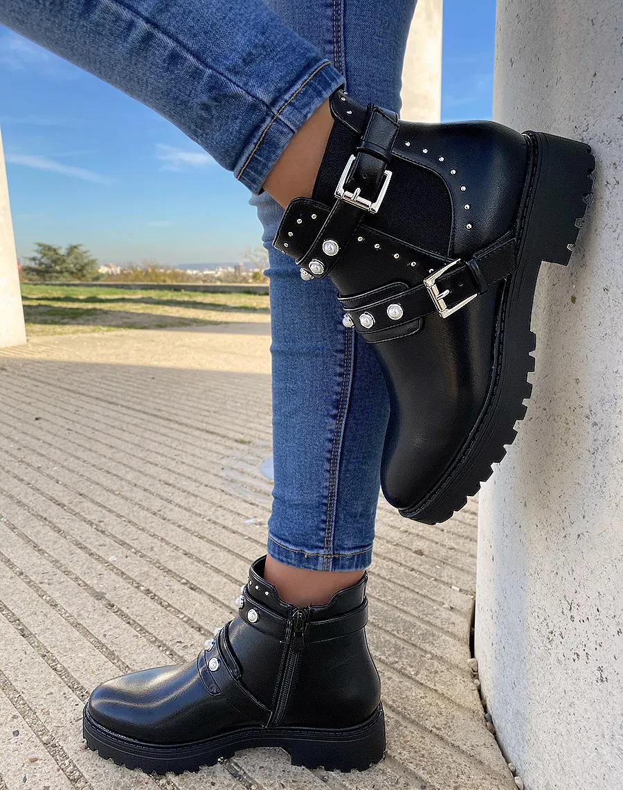 Bottines noires à doubles sangles ajourées de perles et de clous