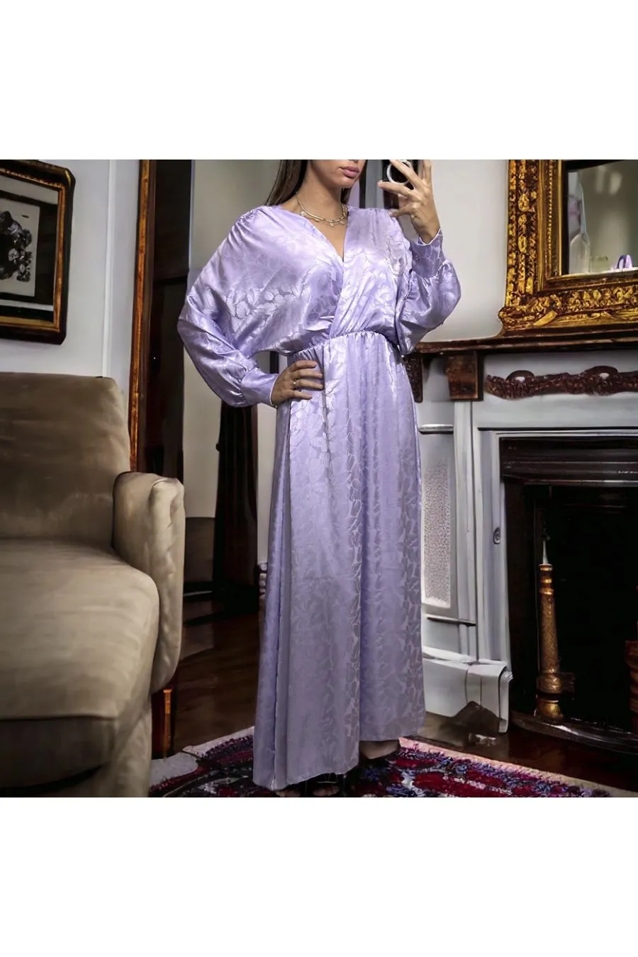 Longue robe cache coeur lilas matière brillante à motif