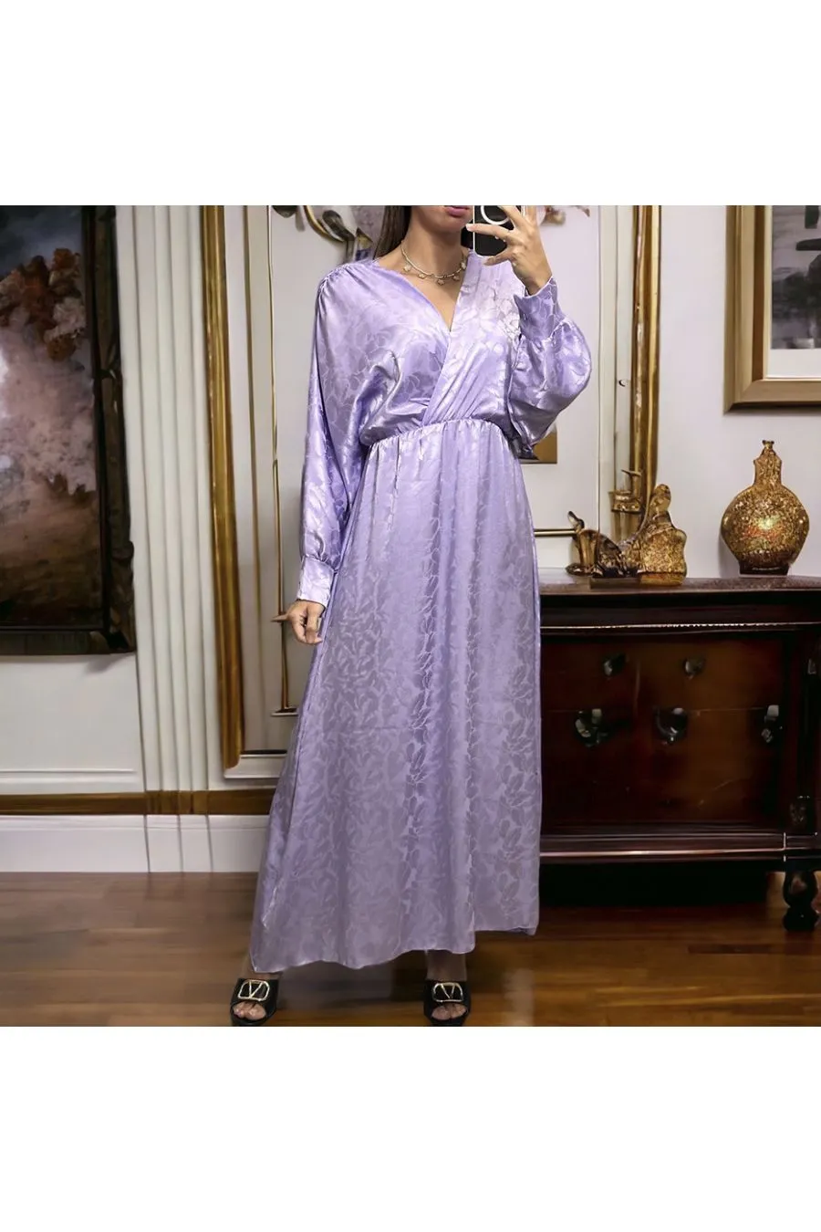 Longue robe cache coeur lilas matière brillante à motif