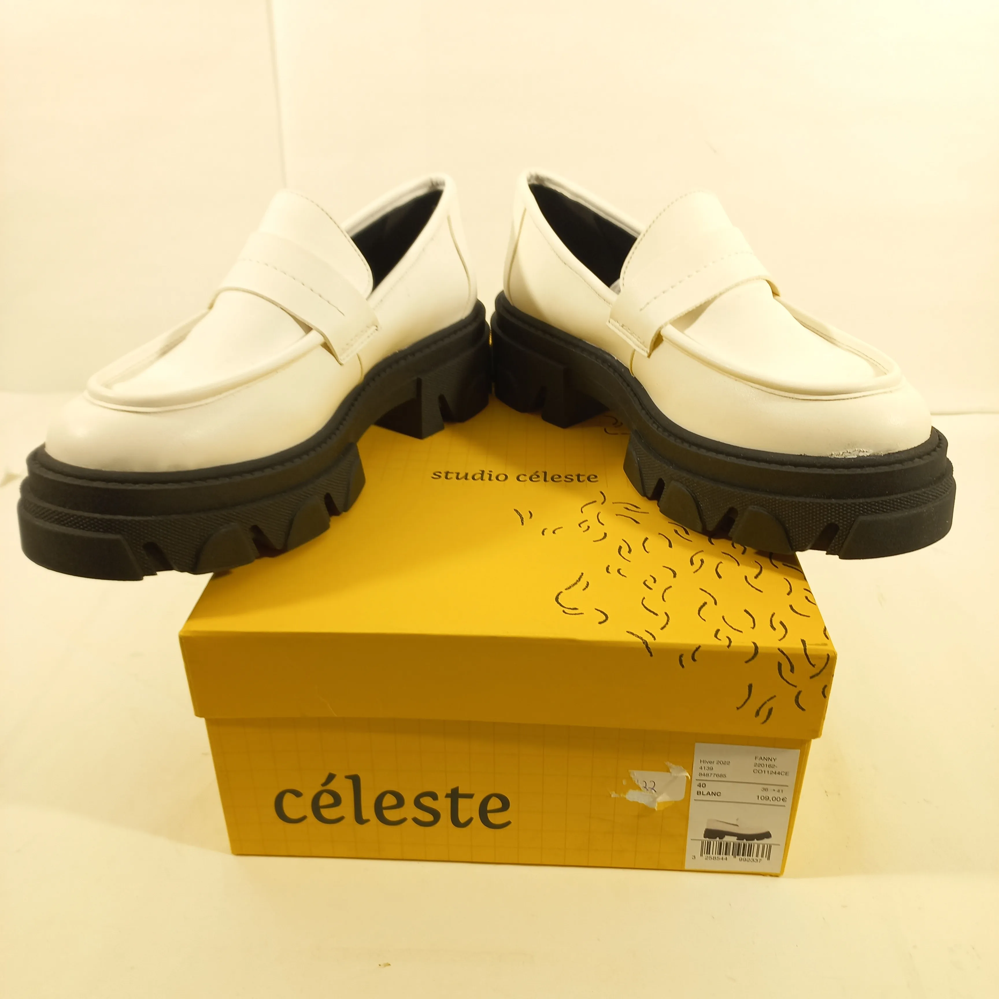 PAIRE DE MOCASSIN POUR FEMME P:40 MARQUE STUDIO CELESTE