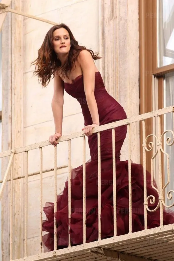 Robe chic bordeaux Leighton Meester sirène ruchée bustier