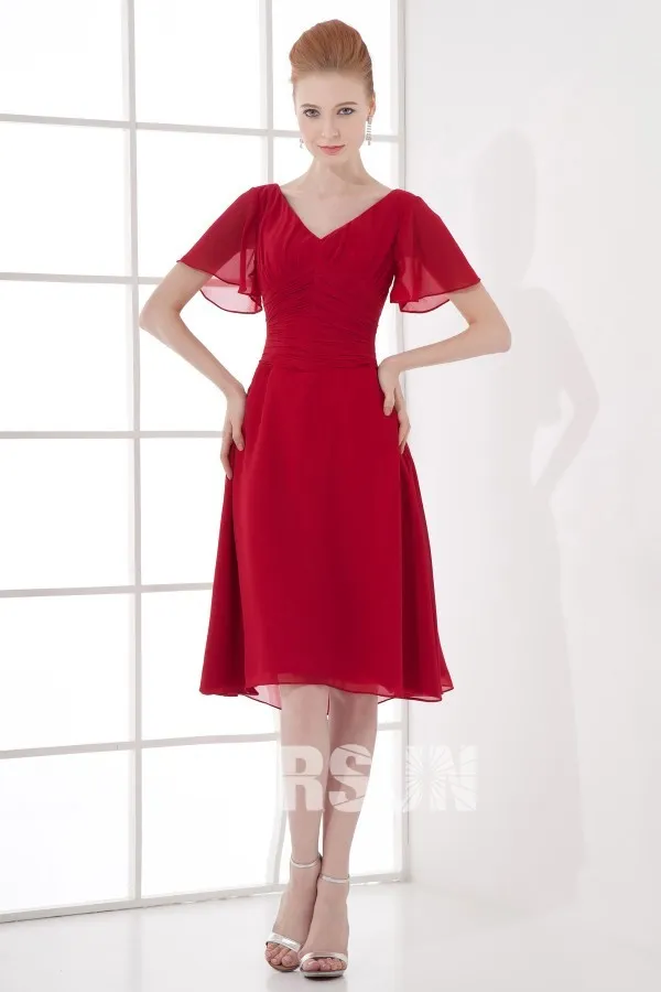 Robe courte rouge col en V avec manche évasée courte