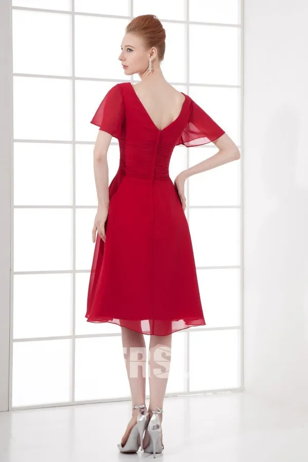 Robe courte rouge col en V avec manche évasée courte