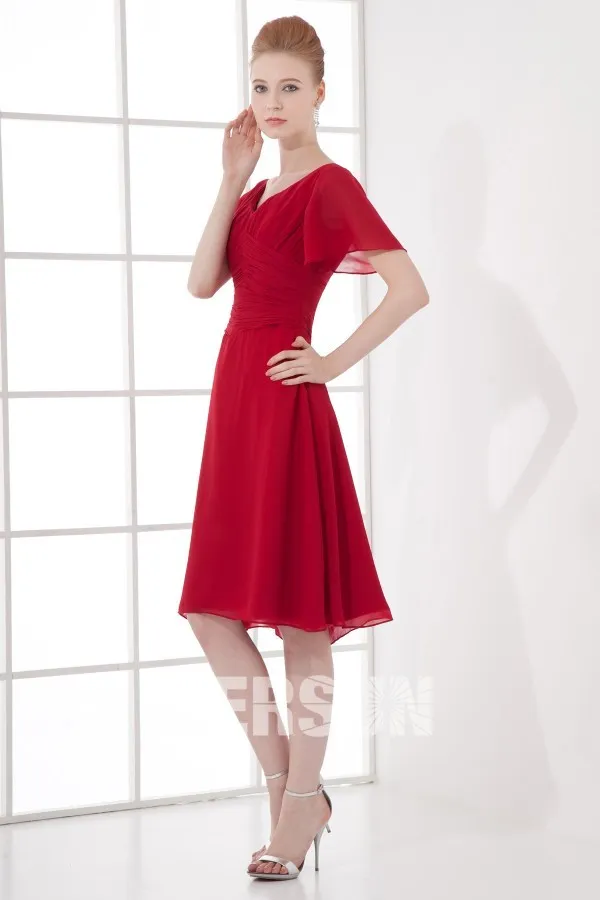 Robe courte rouge col en V avec manche évasée courte