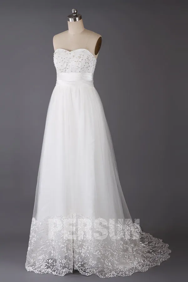 Robe de mariée empire bustier coeur agrémentée de dentelle