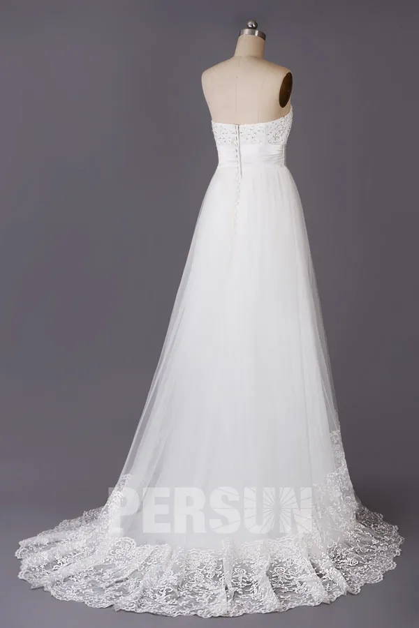 Robe de mariée empire bustier coeur agrémentée de dentelle