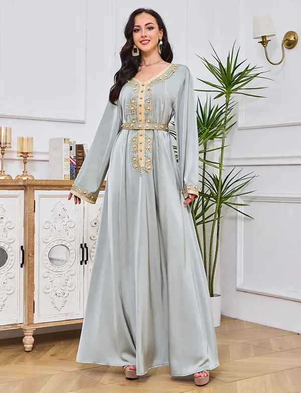 Robe longue abaya brodée et incrustée de diamants