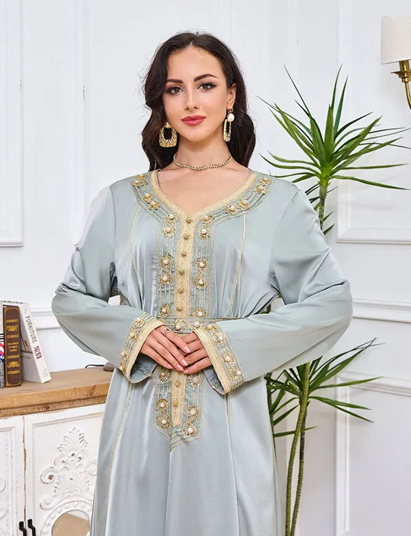 Robe longue abaya brodée et incrustée de diamants